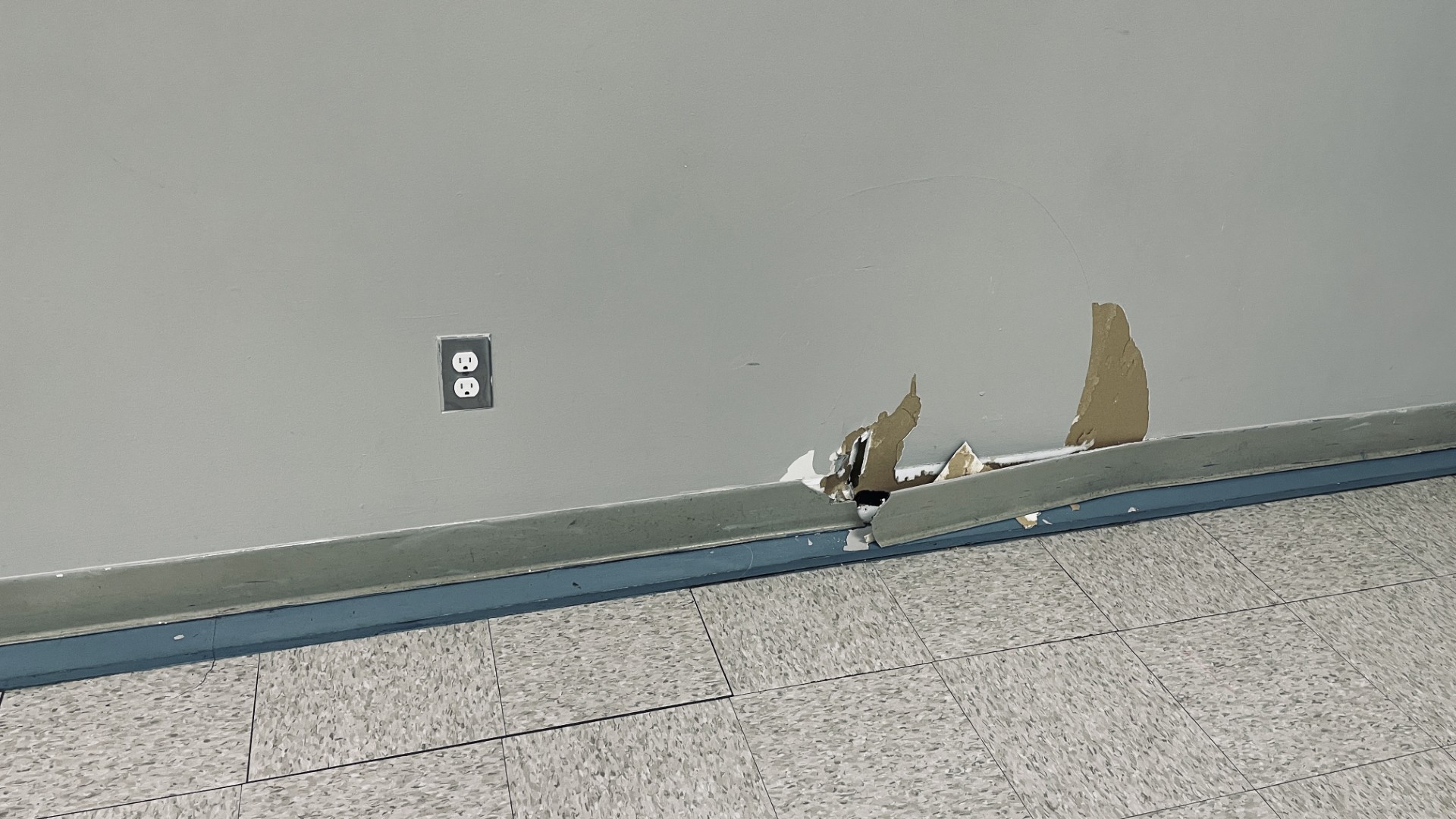 Les trous de mur se forment naturellement au Centre